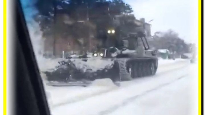 Вот так в Юрге чистят снег танком
