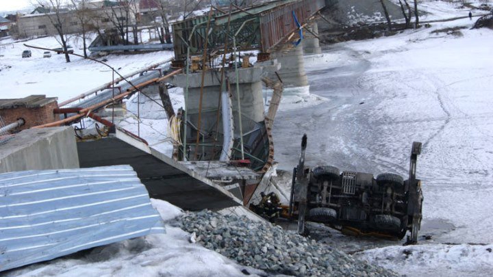 В Минусинске рухнул мост