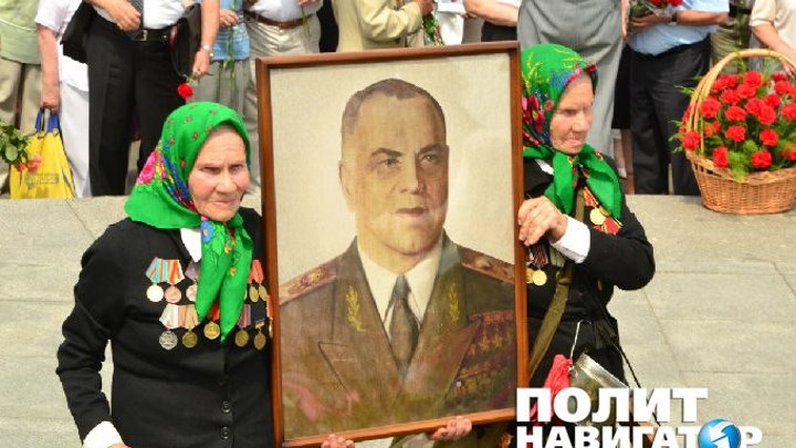 Полицаи попытались отобрать у старушки плакат «За нашу Советскую Родину»
