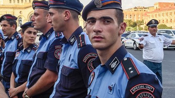 В Армении вооруженные люди захватили отделение полиции, идут аресты.