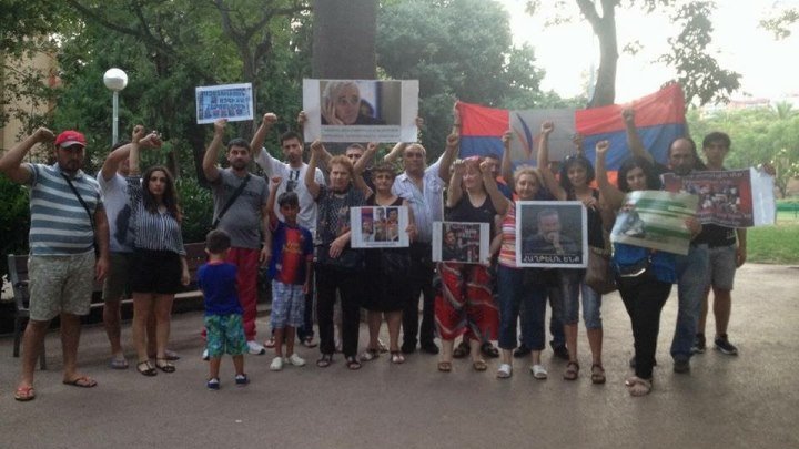 Армяне Барселоны (Испания) поддерживают "Сасна Црер"