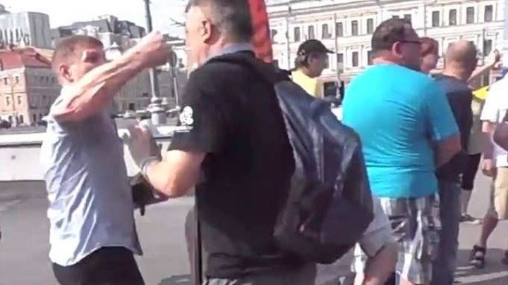 В Москве побили либералов, агитировавших за Украину