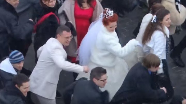 Сумасшедший свадебный сюрприз в Москве! Попробуйте не танцевать с ними! ))