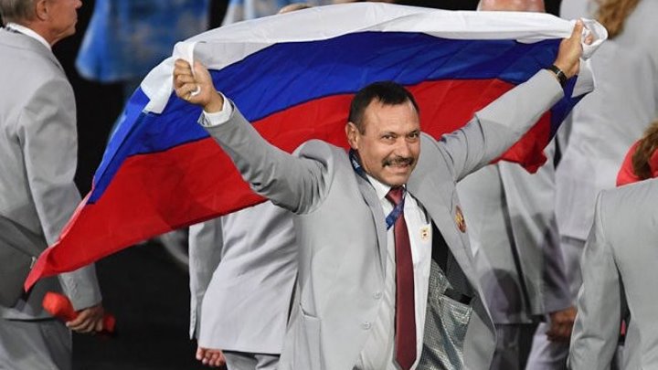 Белорусские атлеты пронесли флаг России в знак солидарности с российскими паралимпийцами
