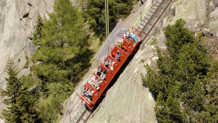 Фуникулер Gelmerbahn - крутой подъем к озеру Гельмер.Швейцария.