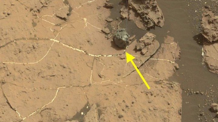 Марсоход нашел на Марсе металлический шар