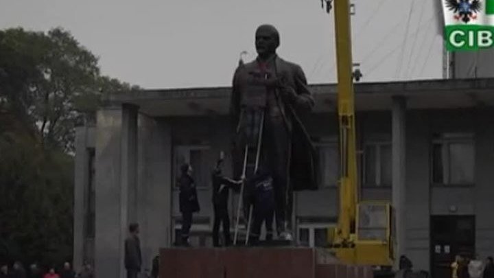 Последний снесенный на Украине Ленин пойдет с молотка или в переплавку