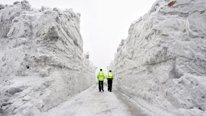 Очистка дороги от снега в горах Норвегии