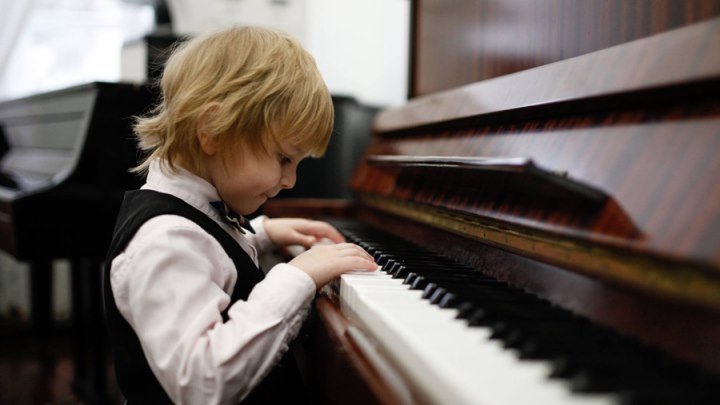 Елисей Мысин в 5 лет с легкостью играет произведения Баха