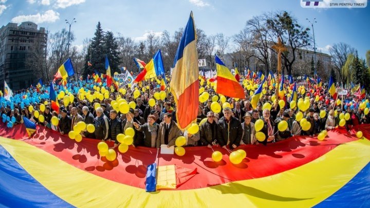 Crește numarul unioniștilor in R.Moldova. 1 Decembrie - 1 Kilometru de Tricolor. Pe data de 1 decembrie 2016, la 98 de ani de la Marea Unire, toată suflarea românească este aşteptată la monumentul Ştefan cel Mare din Chişinău! Vă aşteptăm joi, 1 decembrie 2016, ora 13:00