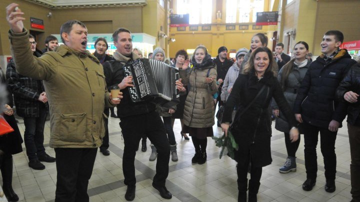 В Москве на Киевском вокзале 50 человек спели хором «Распрягайте, хлопцы, коней»