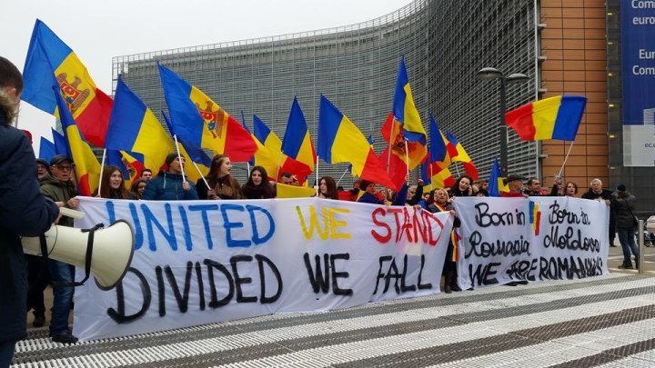 Suntem în inima Europei, la Bruxelles, în fața Comisiei Europene și a Parlamentului European! Pentru prima dată în istorie unioniștii sărbătoresc aici 1 decembrie! Să știi toată Europa că în 2018 Republica Moldova se va uni cu România! Share dacă ești român și îți dorești UNIREA!!! 1.12.16.
