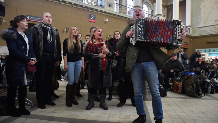 "Оренбургский пуховый платок": флешмоб на Киевском вокзале