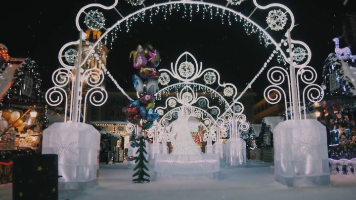 В сети набирает популярность новогодний клип, снятый на улицах Екатеринбурга.