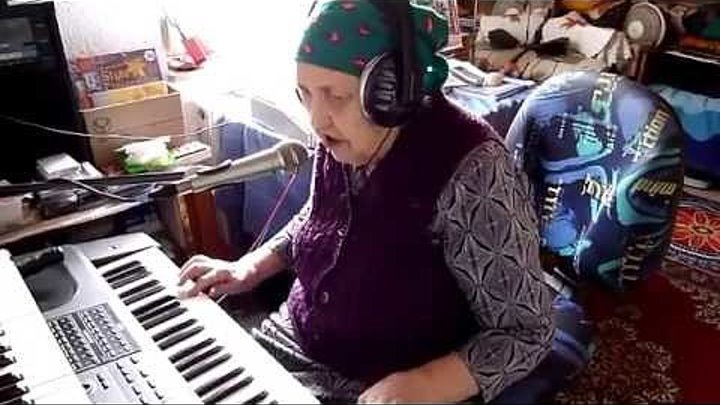 Бабушка играет на синтезаторе и красиво поёт - Восхищаюсь!
