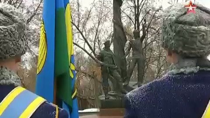 В Москве почтили память воинов-десантников на Суворовской площади - Телеканал «Звезда»