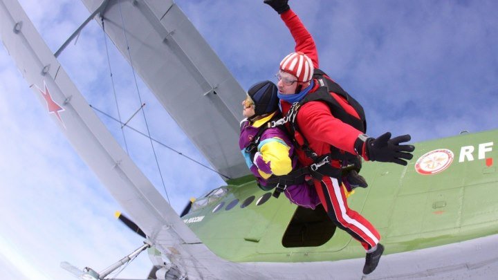 Прыжок 80-летней бабушки с парашютом с высоты 2 400 метров.