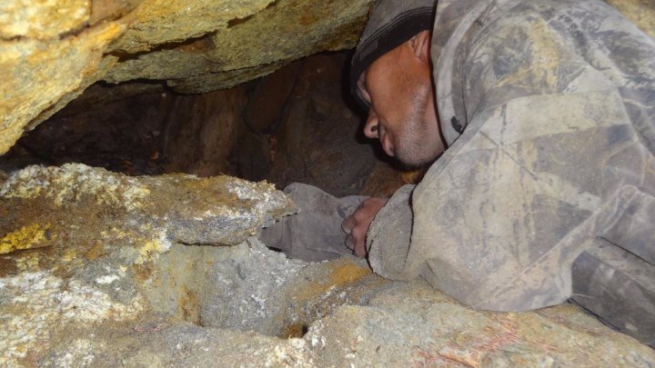 Добыча каменного масла в пещере. Наш сайт: www.k-maslo.ru