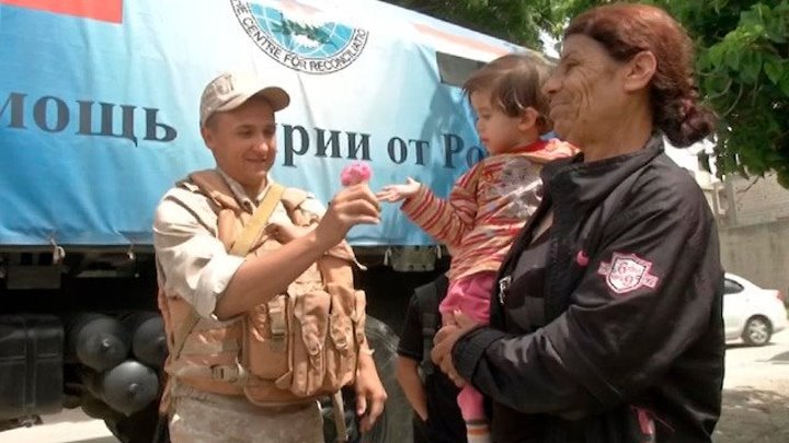Российские военные доставили гуманитарную помощь сирийским беженцам