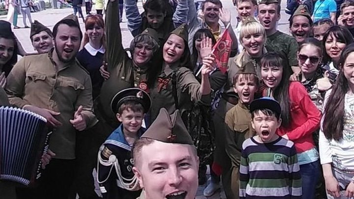 Первый песенный флешмоб в Казахстане,посвященный Дню Победы.г.Уральск 9 мая 2016года