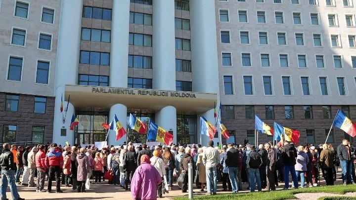 Акция протеста против закона о введении одномандатной системы в Молдове