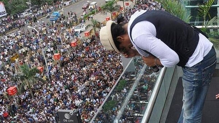 Huge Crowd waiting for Shah Rukh Khan at DB City Mall, SRK dances on a song from