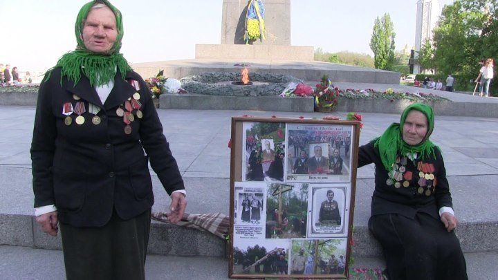 Две сестры в Киеве с портретом Маршала Жукова встали против толпы карателей
