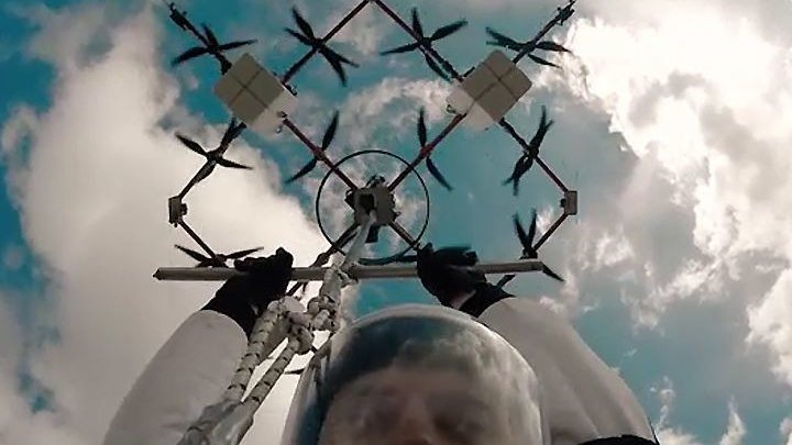 Первый в мире прыжок человека с дрона