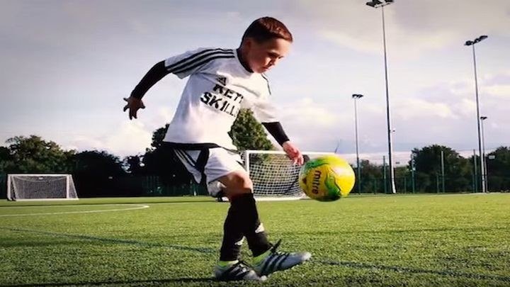 8 летний футболист демонстрирует свои впечатляющие навыки работы с мячом