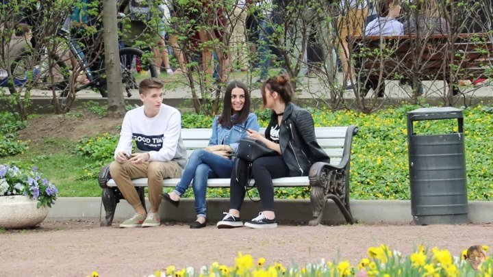 Поиск "ВКонтакте" девушки, сидящей в парке на скамейке, при помощи FindFace