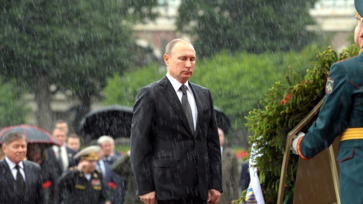 Путин отказался от зонта на церемонии #ВладимирВладимировичПутин