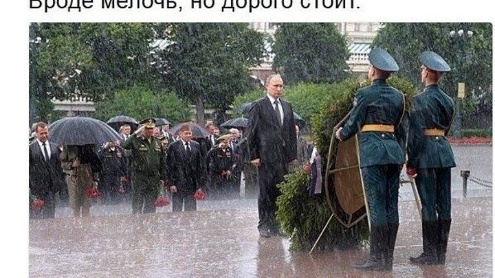 Путин отказался от зонта на церемонии возложения венков к могиле Неизвестного со