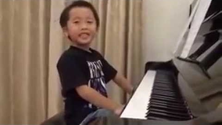 Как он это делает? 4-х летний мальчик показывает мастер класс на фортепиано