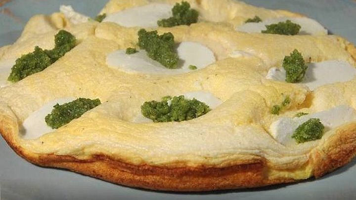 Бисквитный омлет с козьим сыром и розмариновым песто по рецепту Юлии Высоцкой