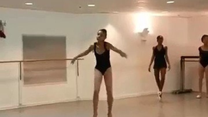 Интересный танец девушек - Танцующие балерины