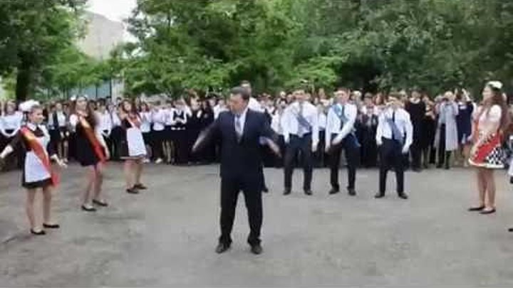 Директор лицея исполнил танец в Саратове на последнем звонке