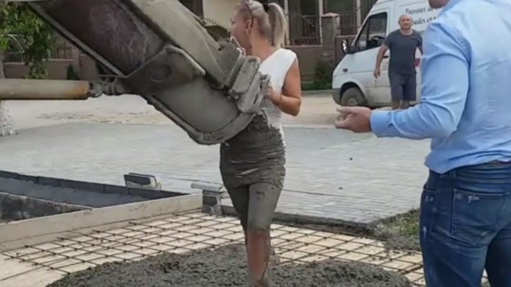 5 Indivizi din Suruceni au batut o doamnă și au turnat beton peste ea!!!