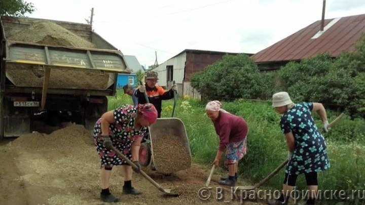 Деревенские бабушки на Урале устали ждать и сами отремонтировали дорогу