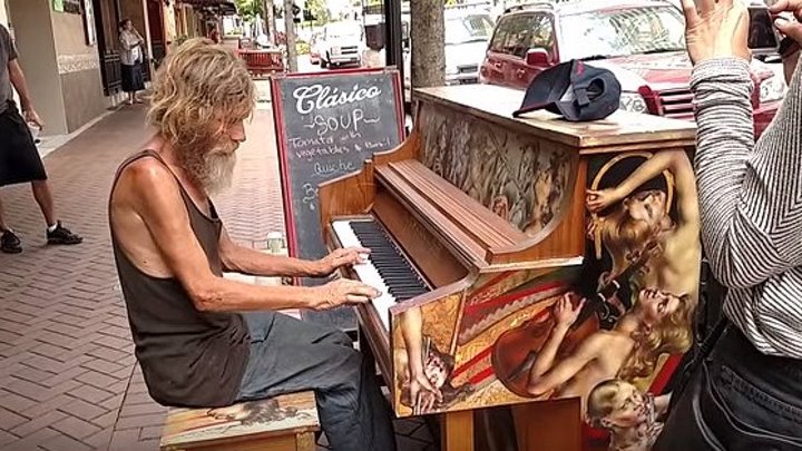 Бездомный подошел к фортепиано… и началось...никто не ожидал такого