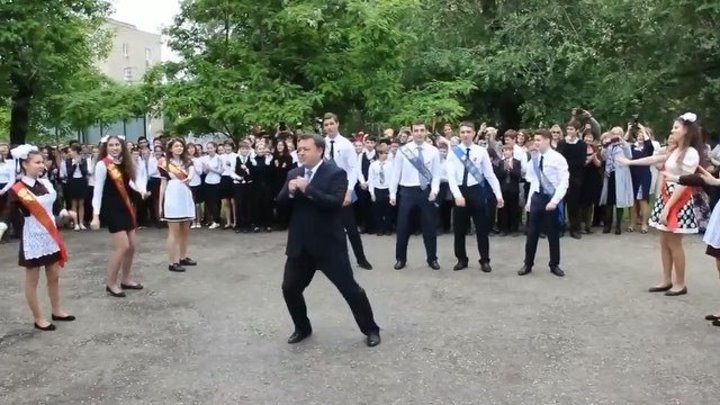 Директор лицея исполнил танец в Саратове на последнем звонке