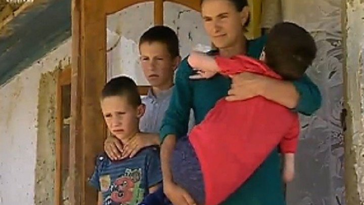 Un moldovean revenit din Germania a daruit o bucurie mamei din Lapusna care creste in saracie cinci copii: “Pentru noi e un mare ajutor”