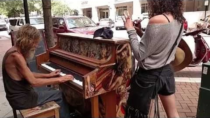 Бездомный подошел к фортепиано… И началось волшебство!