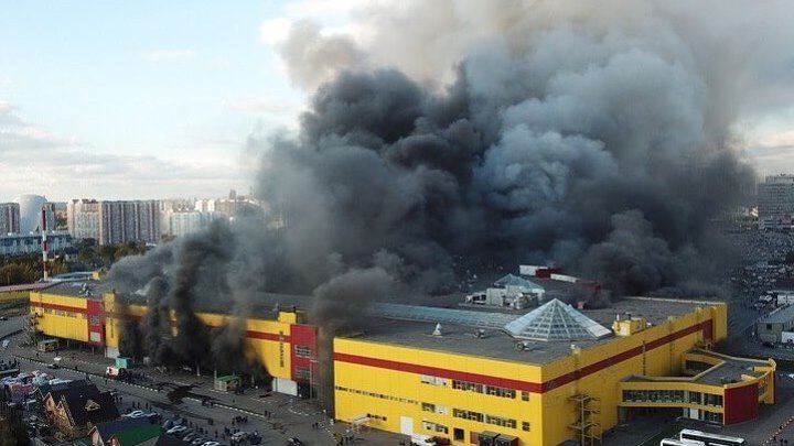 Прямо сейчас в Москве горит строительный рынок Синдика. МКАД, Строгино.