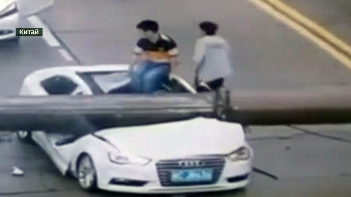 В Китае мужчина чудом выжил после падения строительного крана на его машину.