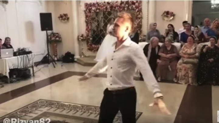 Русский парень - москвич, классно танцует лезгинку в Грозном.