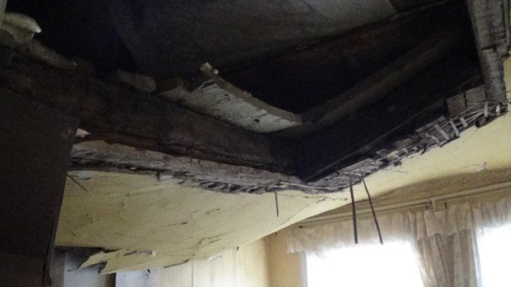 В Алапаевске после капитального ремонта, рухнул потолок.