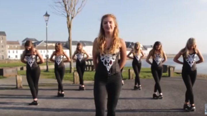 Ирландские девушки танцуют степ