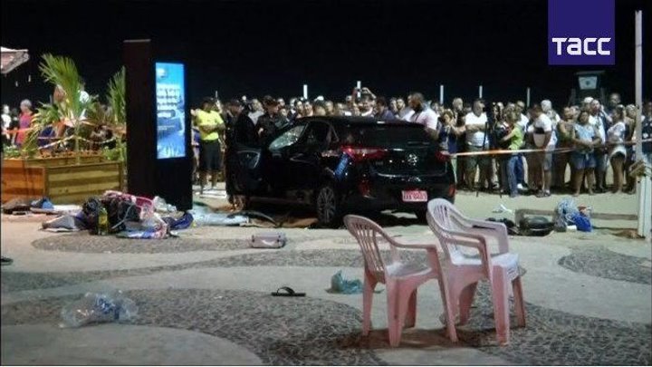 Автомобиль врезался в толпу отдыхающих в Рио