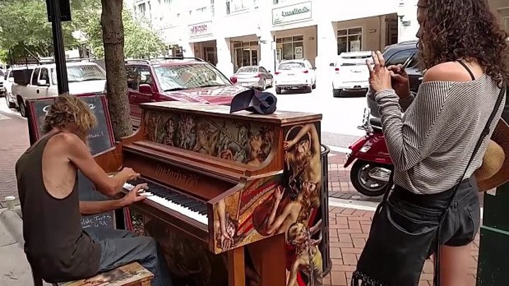 Бездомный подошел к фортепиано… и началось волшебство!
