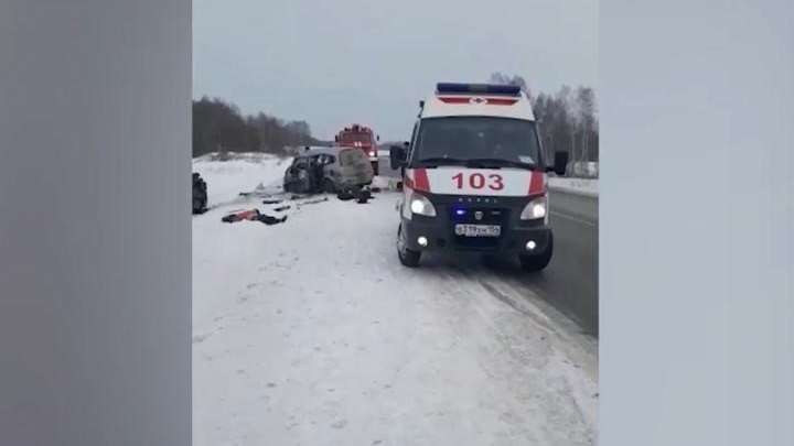 Очевидец снял на видео последствия страшной аварии в Новосибирской области